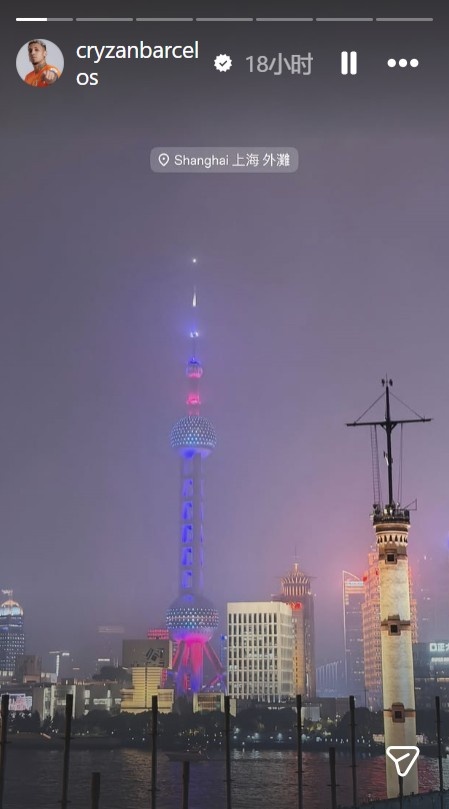 克雷桑与女友同游上海，两人与东方明珠合影还在健身房健身
